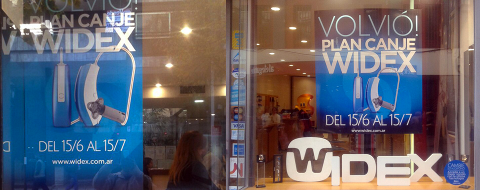 Colocación de vinilos montados sobre foam en vidrieras. Cliente: Widex Argentina. Slide